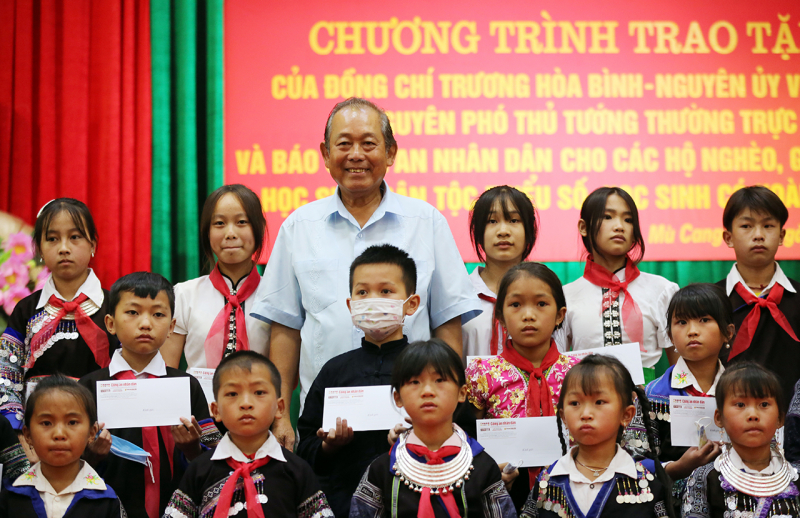 Trao yêu thương đến với học sinh, người dân nghèo nơi rẻo cao Yên Bái -0