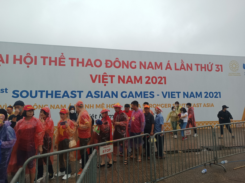 CĐV đội mưa đến sân Mỹ Đình -0