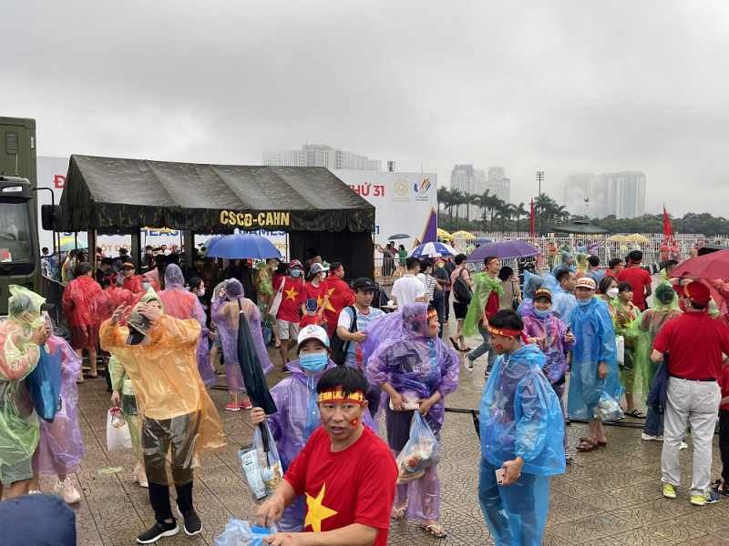 CĐV đội mưa đến sân Mỹ Đình -0