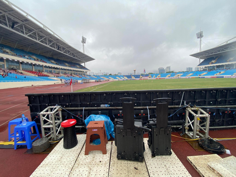 CĐV đội mưa đến sân Mỹ Đình -0