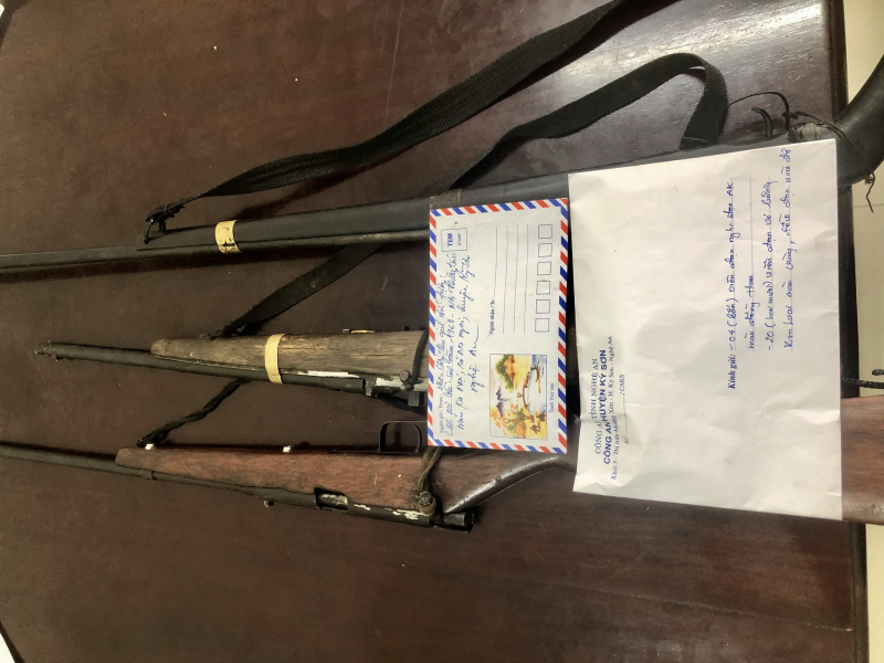 Cảnh sát vây bắt đối tượng thủ 2 khẩu súng đi mua ma tuý -0