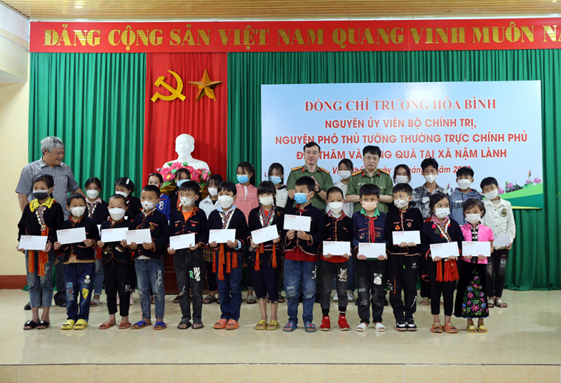 Trao yêu thương đến với học sinh, người dân nghèo nơi rẻo cao Yên Bái -0