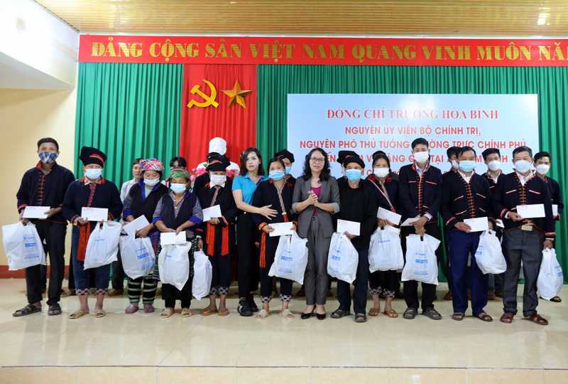 Trao yêu thương đến với học sinh, người dân nghèo nơi rẻo cao Yên Bái -0