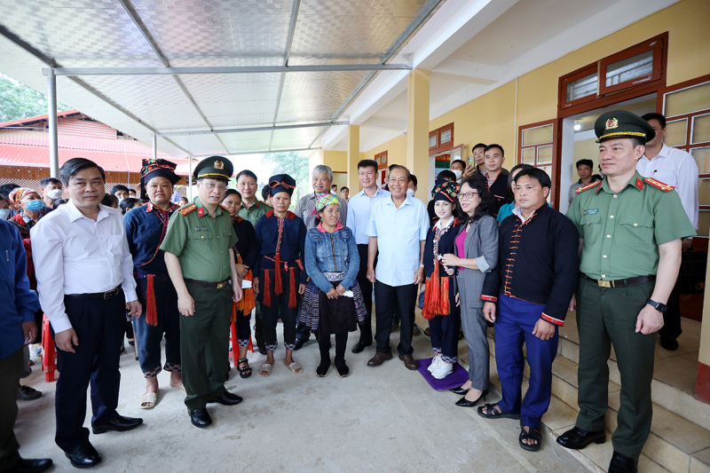 Trao yêu thương đến với học sinh, người dân nghèo nơi rẻo cao Yên Bái -0