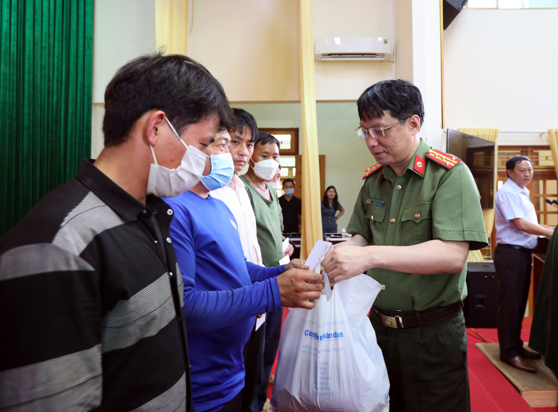 Trao yêu thương đến với học sinh, người dân nghèo nơi rẻo cao Yên Bái -0