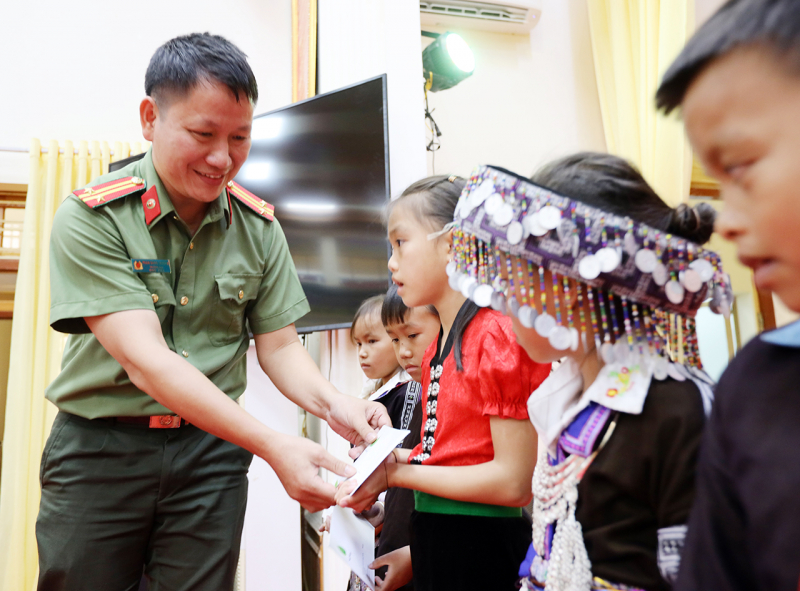 Trao yêu thương đến với học sinh, người dân nghèo nơi rẻo cao Yên Bái -0