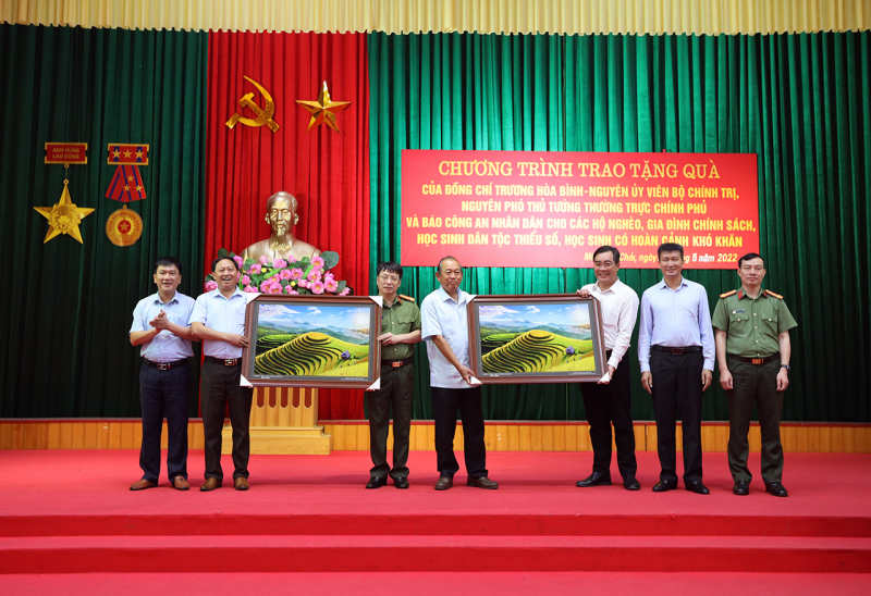 Trao yêu thương đến với học sinh, người dân nghèo nơi rẻo cao Yên Bái -0