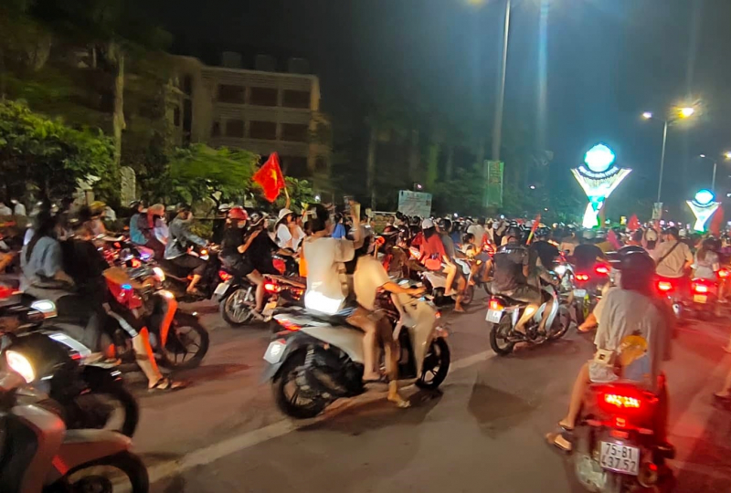 Hàng nghìn người dân xứ Huế ra đường mừng U23 Việt Nam vô địch -1