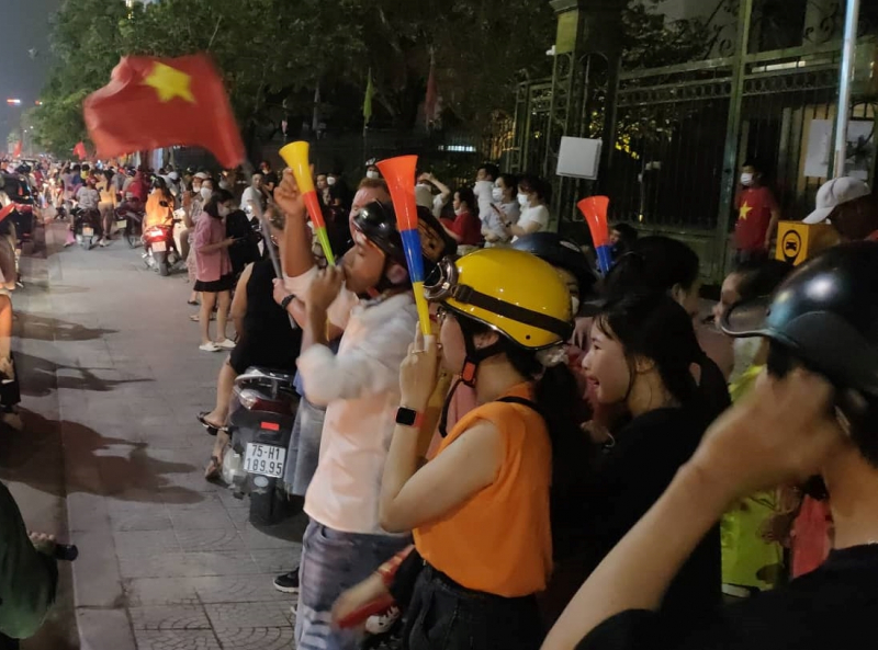 Hàng nghìn người dân xứ Huế ra đường mừng U23 Việt Nam vô địch -0