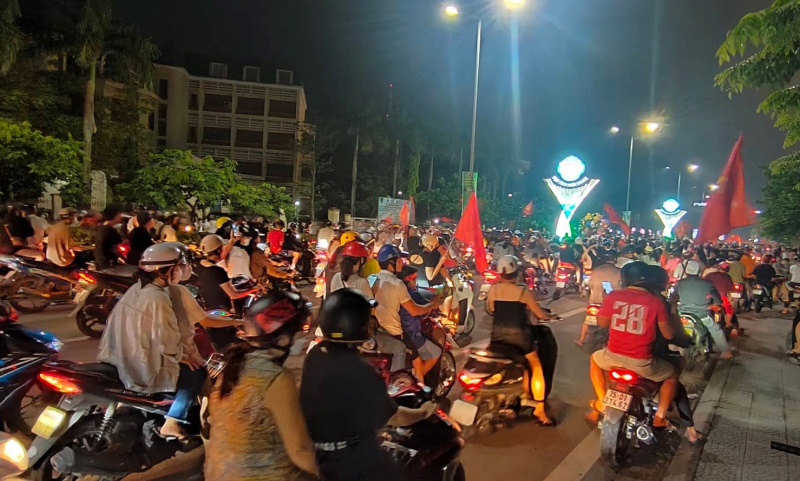 Hàng nghìn người dân xứ Huế ra đường mừng U23 Việt Nam vô địch -0