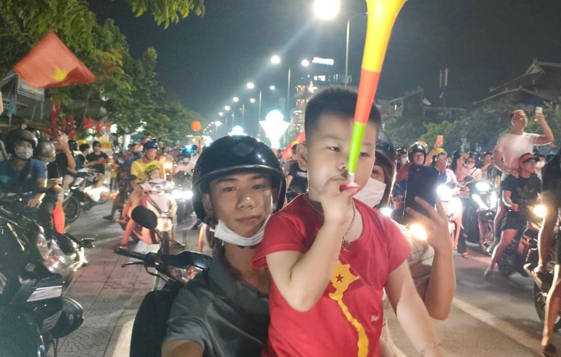 Hàng nghìn người dân xứ Huế ra đường mừng U23 Việt Nam vô địch -0