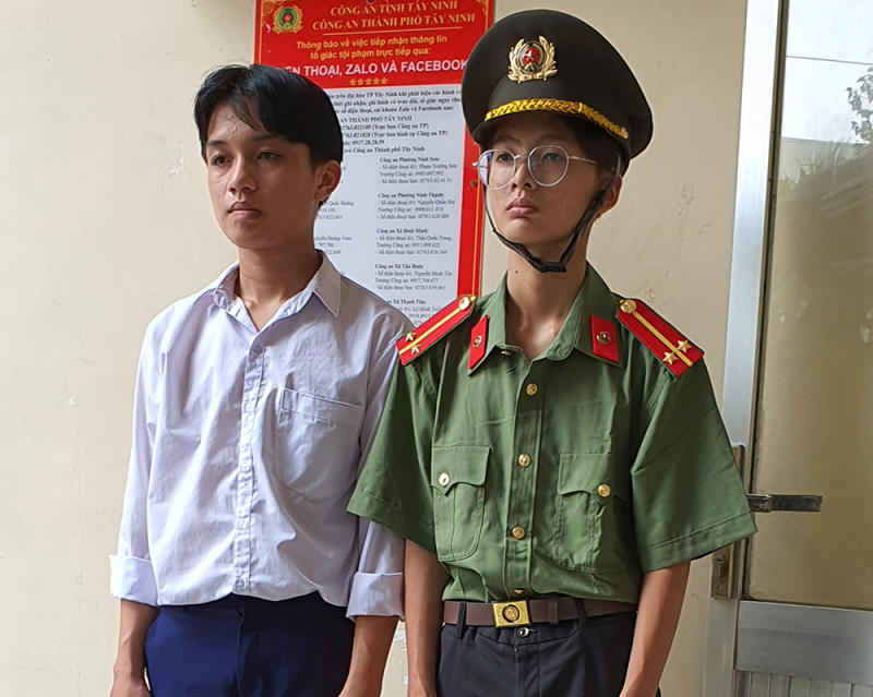 Giả danh Công an, mang lệnh khám xét thu tiền tiệm cầm đồ -0