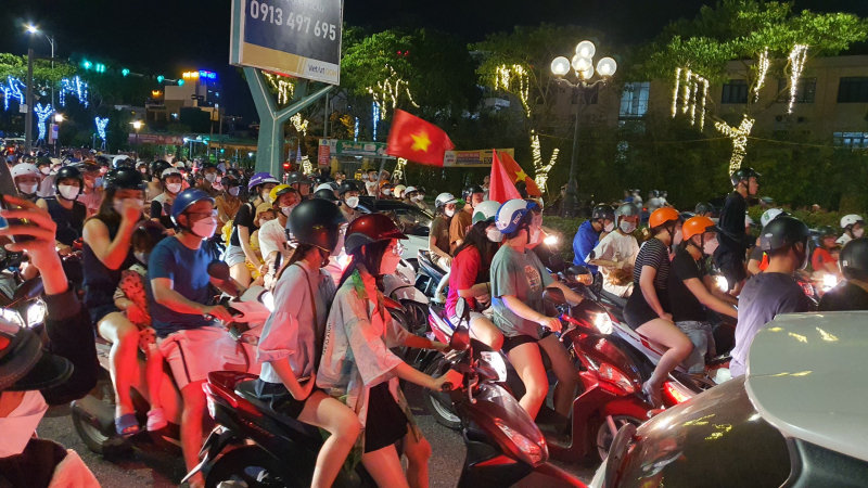 Hàng nghìn người dân Đà Nẵng đổ ra đường mừng chiến thắng của U23 Việt Nam -1