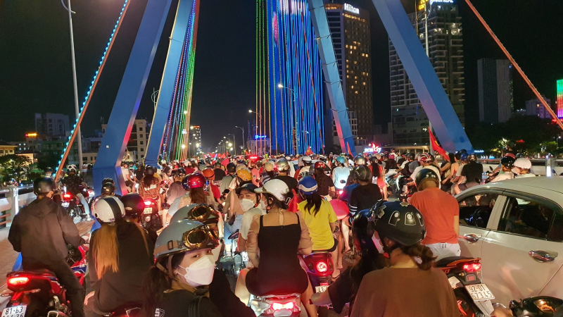 Hàng nghìn người dân Đà Nẵng đổ ra đường mừng chiến thắng của U23 Việt Nam -3