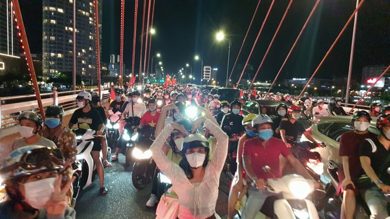 Hàng nghìn người dân Đà Nẵng đổ ra đường mừng chiến thắng của U23 Việt Nam -4
