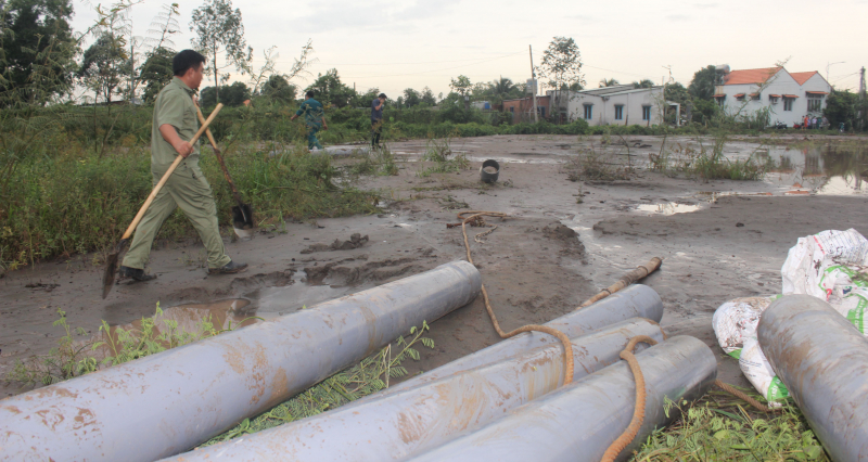 Bơm hút cát san lấp trái phép còn chống người thi hành công vụ -0