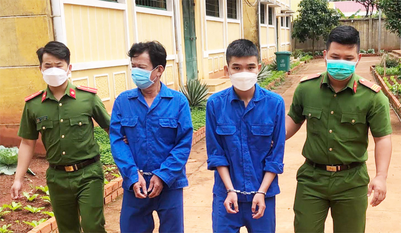 Bắt 2 kẻ trộm đêm chuyên “khoắng” tài sản ô tô đậu ven đường -0