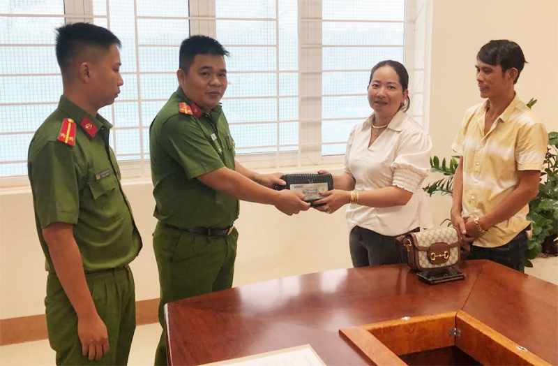 Bắt 2 kẻ trộm đêm chuyên “khoắng” tài sản ô tô đậu ven đường -0