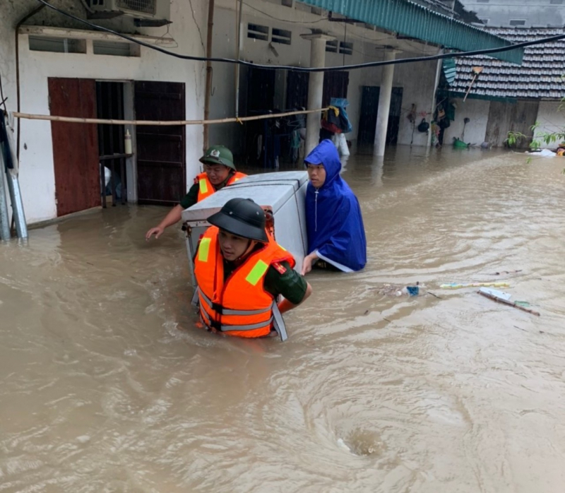 Công an giúp dân sơ tán tài sản trong mưa lũ -0