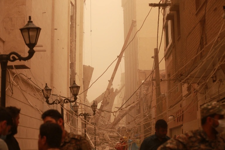 Tòa nhà 10 tầng đang xây đổ sập, vùi lấp 80 người -0