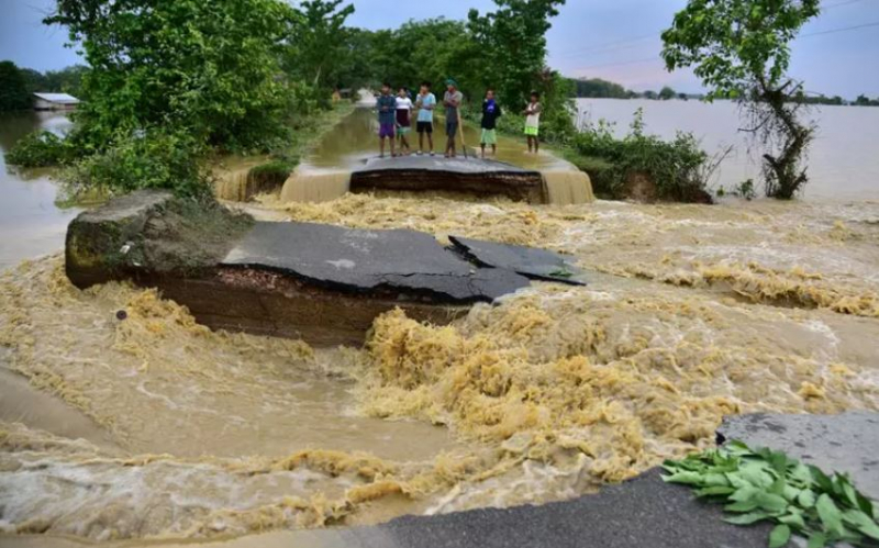 Bangladesh chìm trong biển nước, Ấn Độ điêu đứng vì lũ lụt -0
