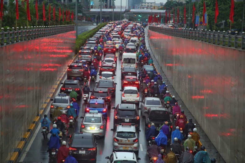 CSGT Thủ đô gồng mình trong mưa phân luồng chống ùn tắc -0