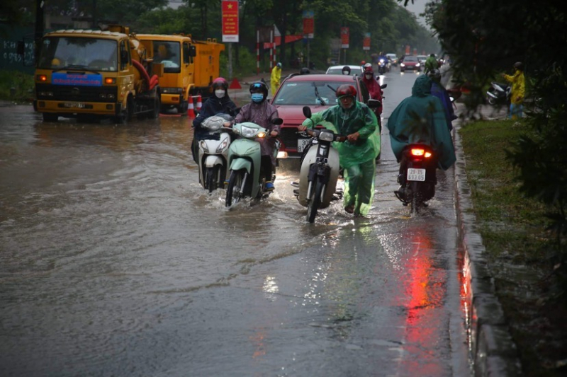 CSGT Thủ đô gồng mình trong mưa phân luồng chống ùn tắc -0