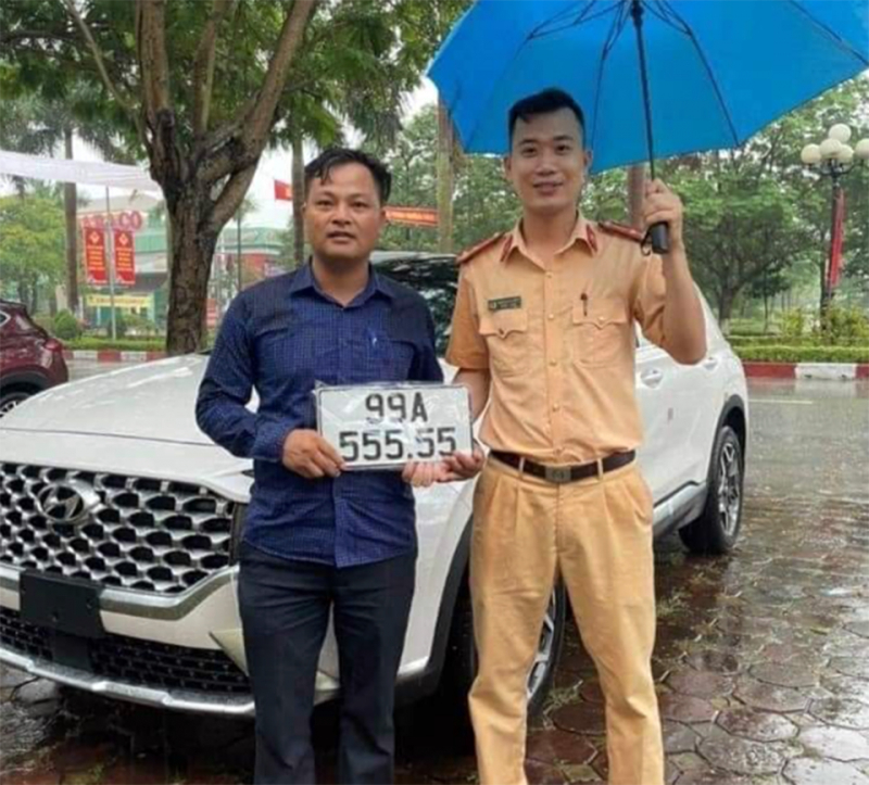Đăng ký xe ô tô tặng vợ, người đàn ông bấm được biển 