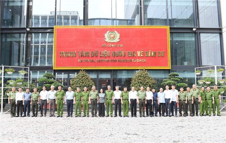 Politburo member Truong Thi Mai visits National Population Data Center -0