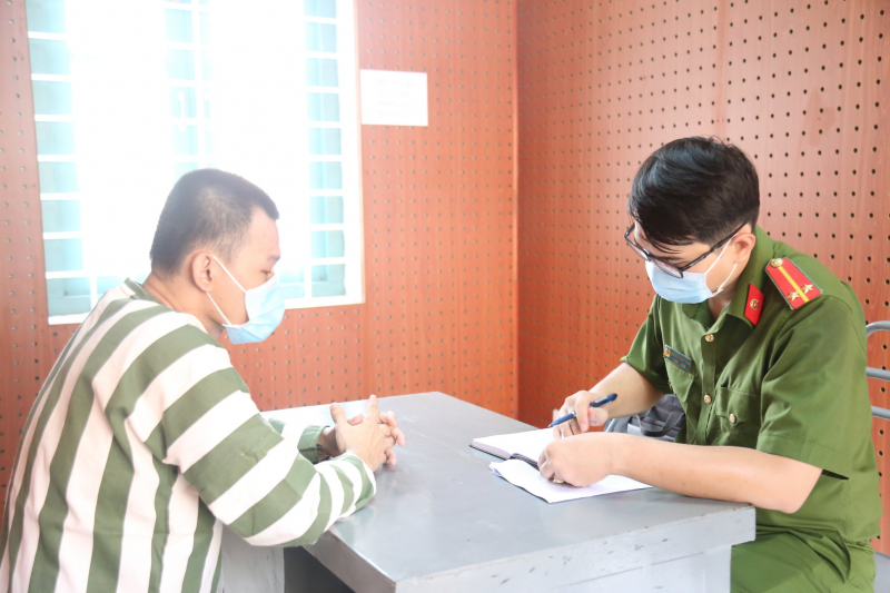 Trộm tài sản sau đó dùng CMND, tài khoản của nạn nhân để tiếp tục lừa đảo -0