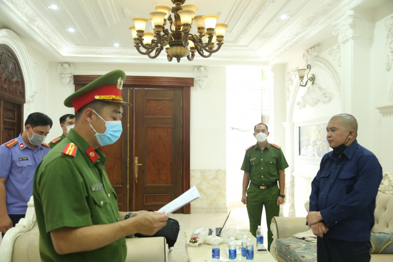 Bắt tạm giam các đối tượng lập dự án 