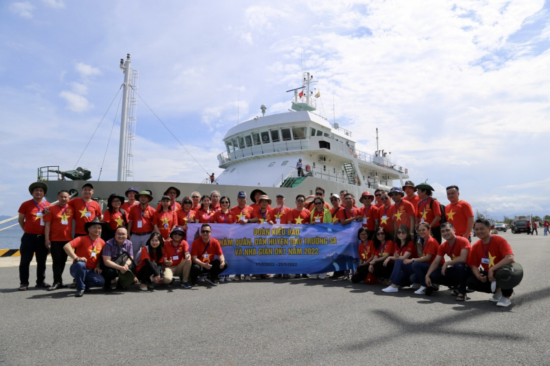 Đoàn kiều bào thăm huyện đảo Trường Sa và Nhà giàn DK1  -0