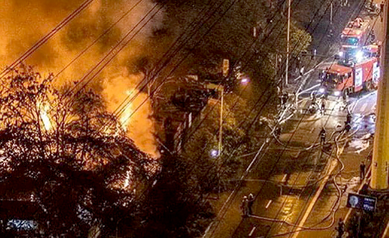 Nhanh chóng dập tắt đám cháy trên đường Tố Hữu lúc rạng sáng -0