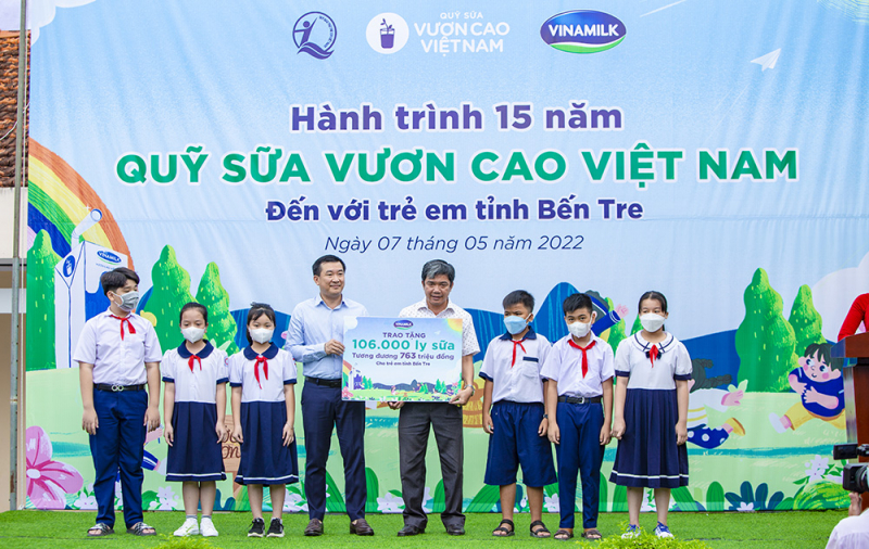 Quỹ sữa Vươn cao Việt Nam năm thứ 15 tặng trẻ em khó khăn 1,9 triệu ly sữa -0