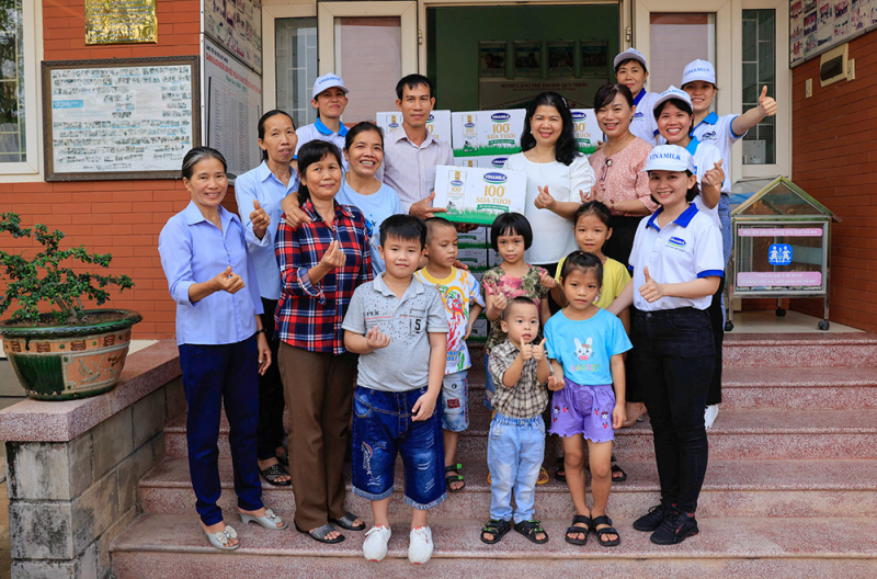 Quỹ sữa Vươn cao Việt Nam năm thứ 15 tặng trẻ em khó khăn 1,9 triệu ly sữa -0