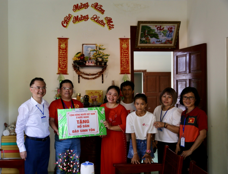 Đoàn kiều bào thăm huyện đảo Trường Sa và Nhà giàn DK1  -0