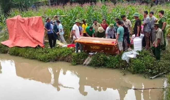 Bố mẹ đi làm, 2 chị em ruột đuối nước trước ao nhà -0