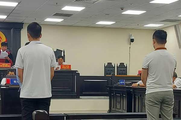 Chủ nhân xế hộp suýt mất mạng do chèn hai thanh niên đi xe máy  -0