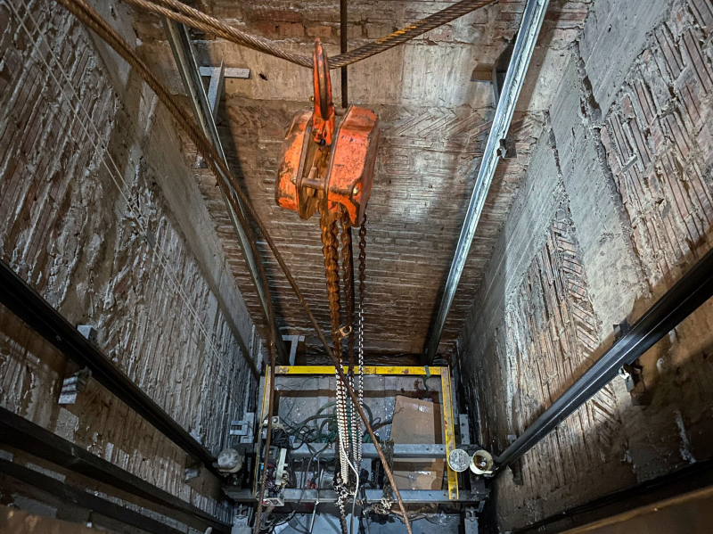 Hai nạn nhân rơi thang máy đều là công nhân -0