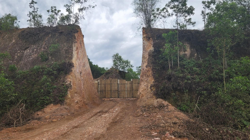 Khai thác đất trái phép gần ủy ban xã -0