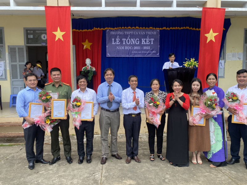 Báo CAND cùng nhà hảo tâm tặng quà cho học sinh nghèo học giỏi tại Bến Tre -0