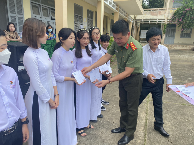 Báo CAND cùng nhà hảo tâm tặng quà cho học sinh nghèo học giỏi tại Bến Tre -2