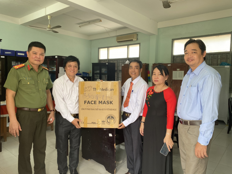 Báo CAND cùng nhà hảo tâm tặng quà cho học sinh nghèo học giỏi tại Bến Tre -3