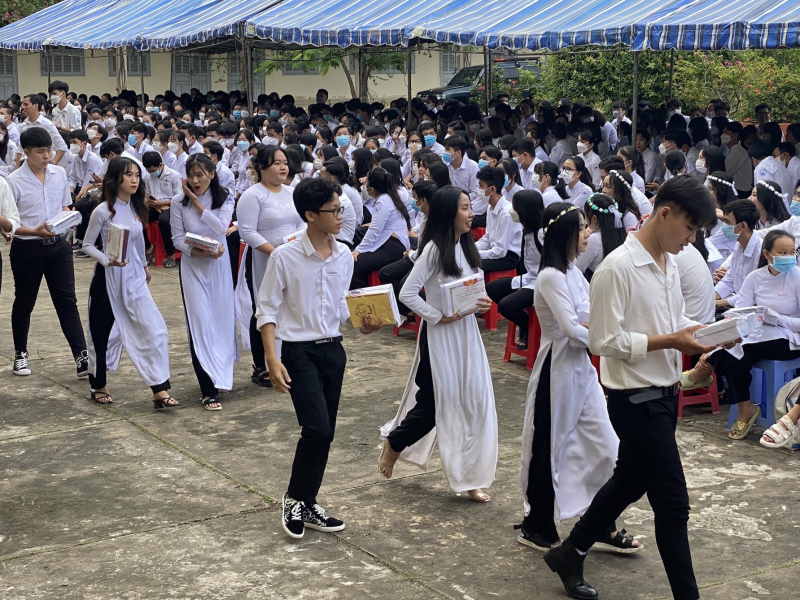 Báo CAND cùng nhà hảo tâm tặng quà cho học sinh nghèo học giỏi tại Bến Tre -0