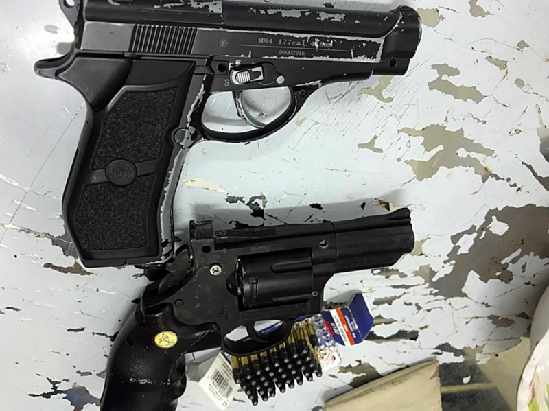 Bắt giữ hai đối tượng cất giấu ma túy, súng và hàng trăm viên đạn -0