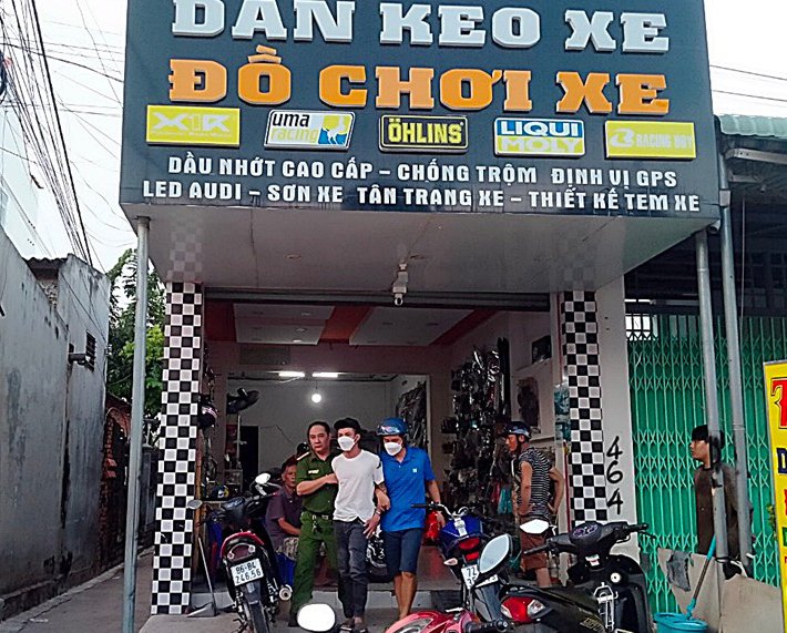 Bắt giữ hai đối tượng cất giấu ma túy, súng và hàng trăm viên đạn -0