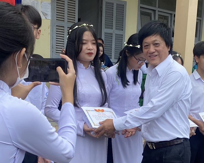 Báo CAND cùng nhà hảo tâm tặng quà cho học sinh nghèo học giỏi tại Bến Tre -0