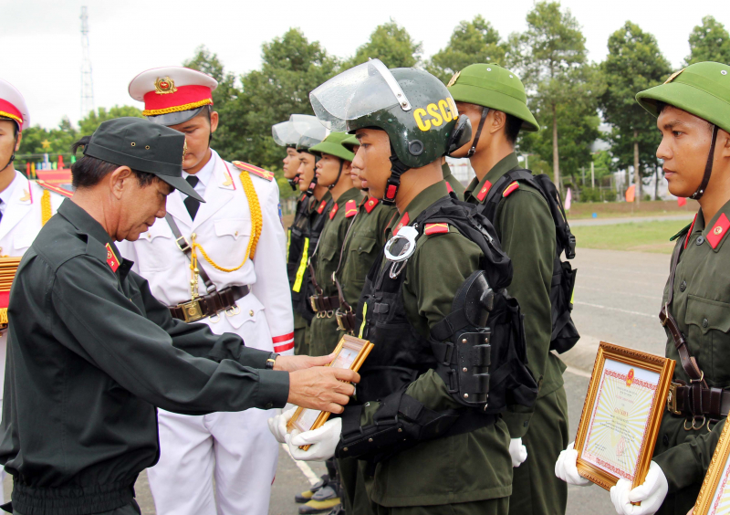Thứ trưởng Nguyễn Văn Long dự Lễ bế giảng khóa huấn luyện công dân thực hiện nghĩa vụ tham gia CAND -1