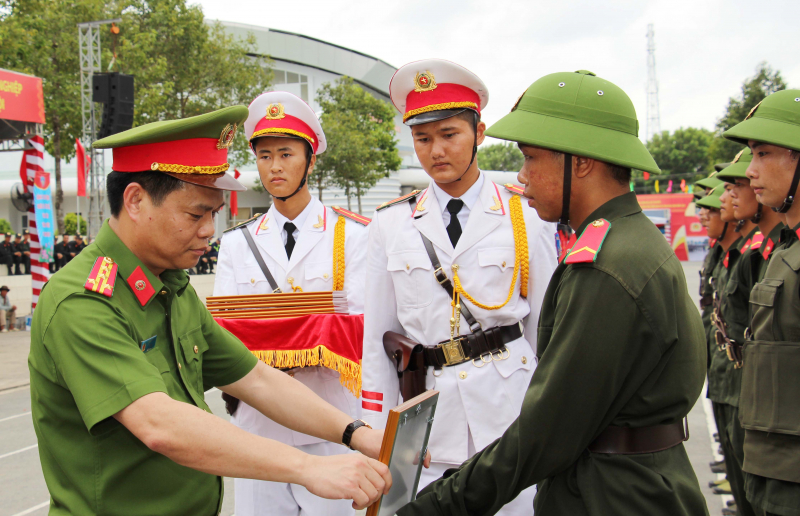 Thứ trưởng Nguyễn Văn Long dự Lễ bế giảng khóa huấn luyện công dân thực hiện nghĩa vụ tham gia CAND -0