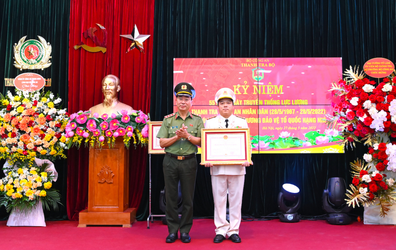 Thanh tra Bộ Công an đón nhận Huân chương Bảo vệ Tổ quốc hạng Nhì -0